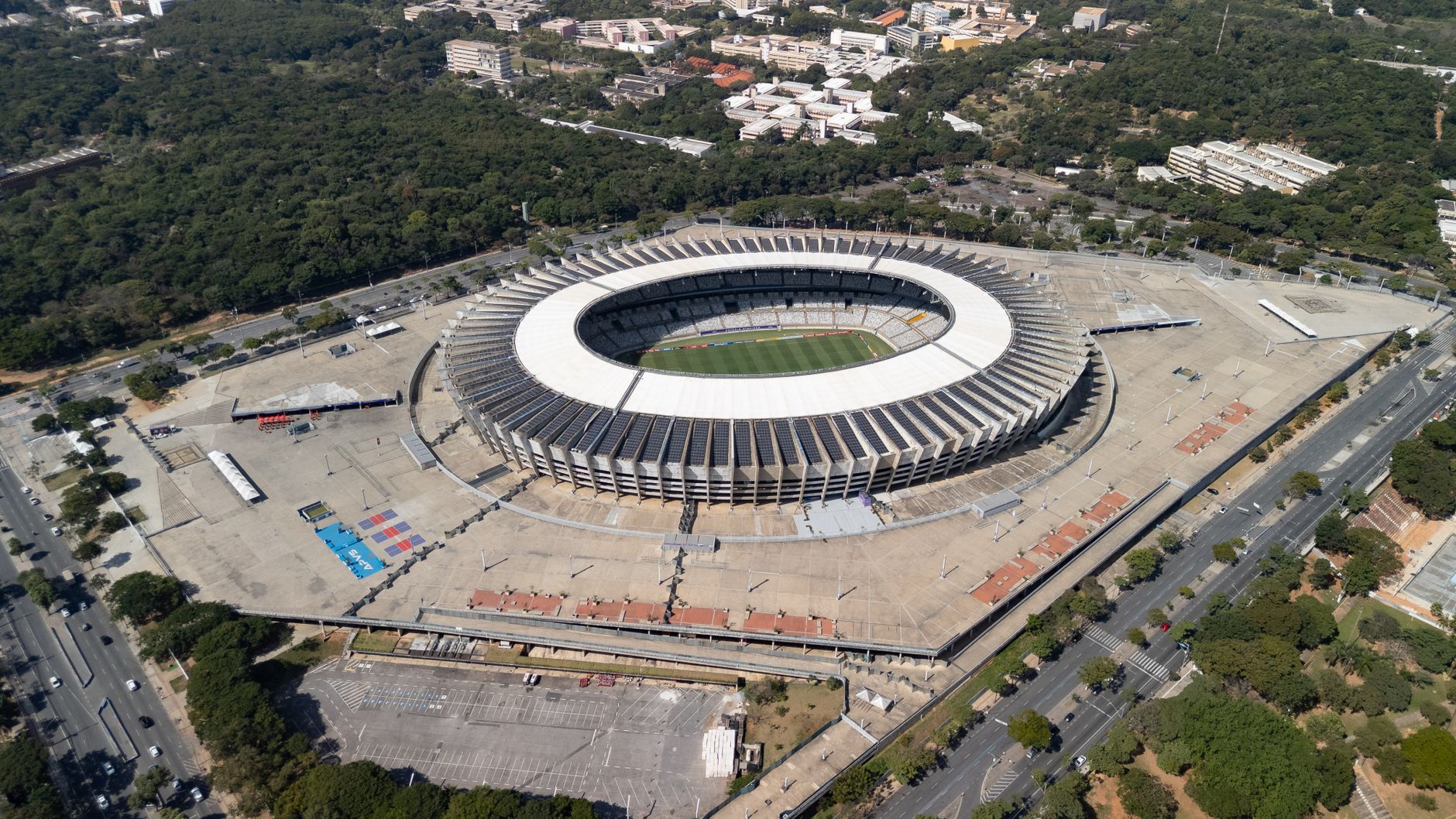 Ecossistemas Distintos: Uma Análise Comparativa dos Mercados de Transferência Africano e Europeu