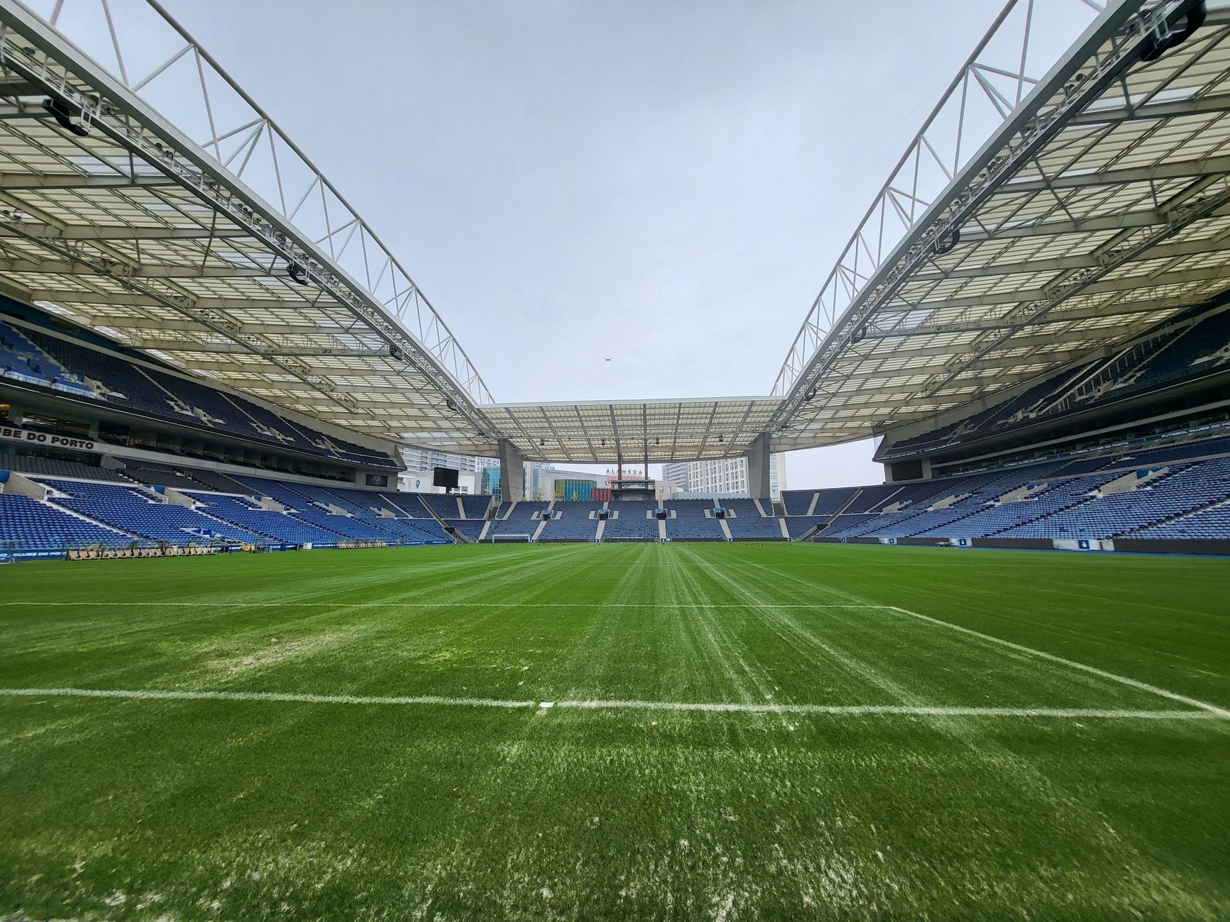 Como os Clubes de Futebol Financiam Grandes Contratacoes: Por Detras dos Numeros