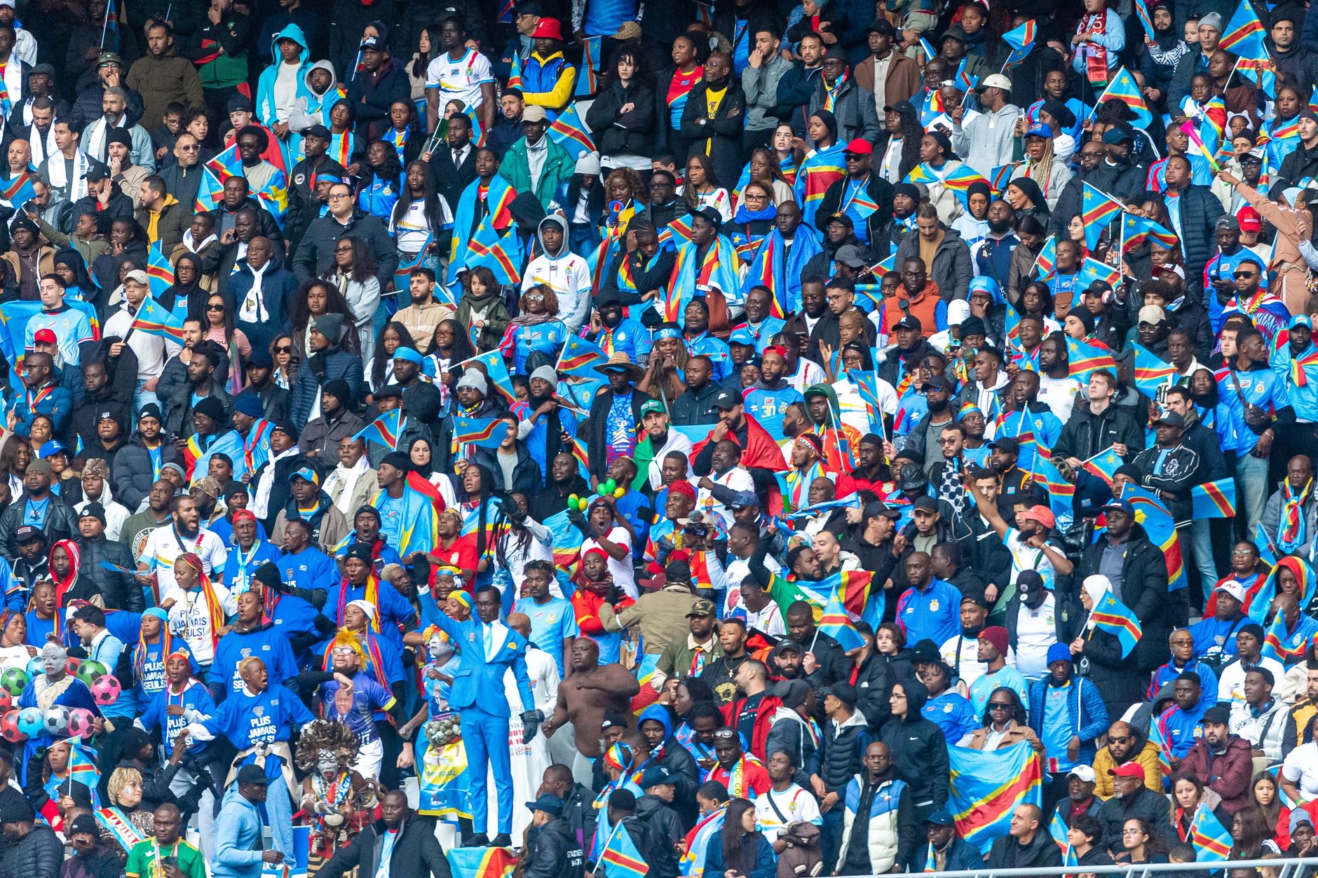 A Alma do Jogo: O Poder dos Adeptos nos Estádios de Moçambique
