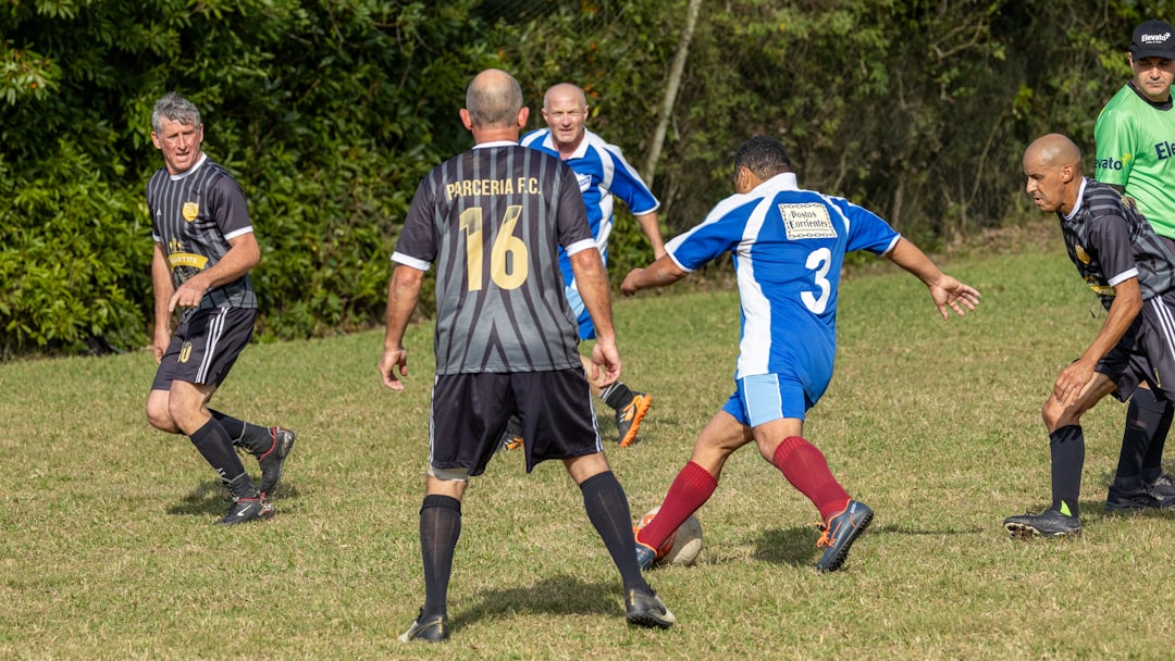 Polêmica no Futebol: Estrelas Escondem Mensagem de Apoio